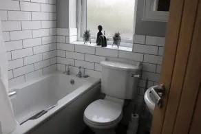 Impeccable 2-Bed House in Nottingham - Image 3