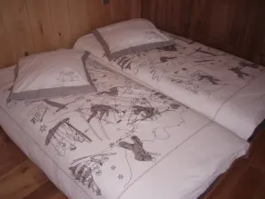 Chalet savoyard typique avec un toit en tavaillons, des murs en tuf et en fuste - Image 5
