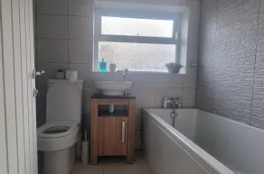 3 Bed House Sleeps 5 - Parking Garden Pets - Image 2