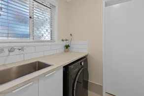 Family Friendly 2 Bed Flat with Balcony - Image 2