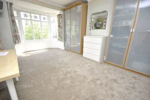 Large House & Parking - Excellent Transport Links - Image 2