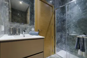 Sea front house with astounding views - Image 3