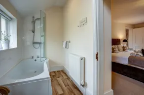 The Bladon Farmhouse | Oxfordshire Holiday Let | 2 Beds & Sleeps 5 - Image 3