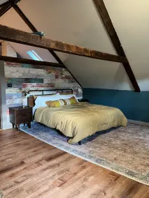 Funky Upstairs apartment - steps from local popular restaurant. - Image 4