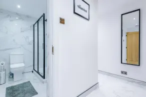 Modern 1BR Apartment in Whitefield, Manchester with Private Parking - Image 4