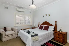 Neutral Bay- HOLDS Holdsworth Street - Stylish 2BR with Leafy Deck Modern Charm Near Neutral Bay Ferry - Image 3