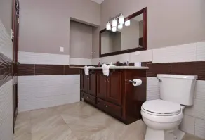 Modern, spacious King and Queen Suite. Sleeps up to 10 - Image 4