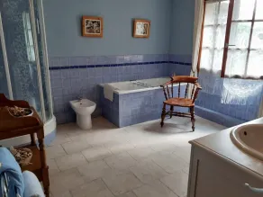 Stort landhus ingen pool men med acres af skov og haver - Image 4