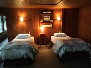 Storybook Cottage, Superior Lakeside Location - Four Season Fun - Come vacation! - Image 2