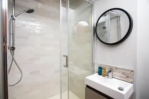 Settle Southampton - Stylish Self Check-In Rooms & Self Catering Suites - Image 4