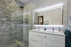 Stunning 5 bedroom, 4.5 bathroom Villa with private pool and garden. - Image 4