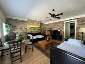 Two bedroom House with fenced in yard, covered patio area, located at the Joplin Inn at the entrance to Mountain Harbor, just 1 1/2 miles from Lake Ouachita. by RedAwning - Image 4