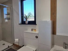 5 bedroom accommodation in Somerton - Image 4