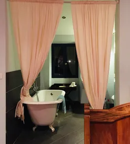 Lovely period spacious village house with a pool and wifi - Image 3