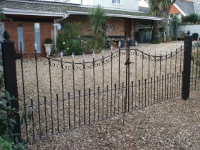 FABULOUS GARDEN  APARTMENT SHORT WALK FROM FANTASTIC BEACH - Image 4