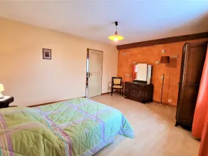 Spacious and comfortable house with terrace and garden, perfect for family or business - Image 5