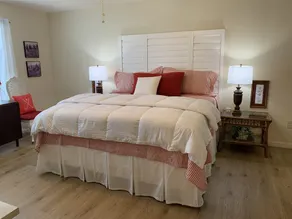 GOLFVIEW Cottage - Charming Home w/Great View! Golf Cart, BBQ, & WiFi - Image 4