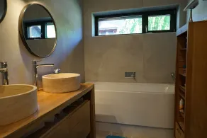 VILLA OSSATURE NY TRÆ MED SVØMBAD I boligområde - Image 2