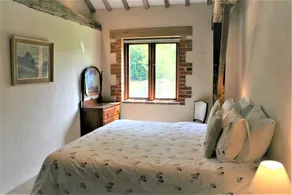 Spacious Georgian barn, traditional oak beams throughout in idyllic countryside. - Image 5