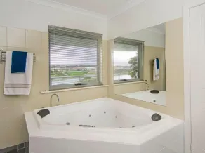 Waterfront Paradise - 6 Bedrooms, Perfect for Large Family Groups - Image 5