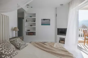 Villa Madouri 5 bed seafront villa with private pool - Image 4