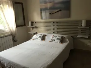 In ruhiger, hügeliger Lage, helle Wohnung unter den Kiefern! - Image 4