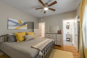 6 KING Beds + Walk to Streetcar + Balcony - Image 4
