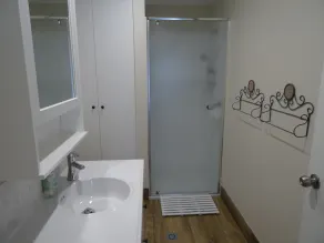 Spacious, 1 Bedroom Apartment FREE Wi-Fi - Image 3