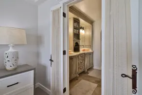 Wunderschön dekoriert, komplett renoviert mit maßgefertigten Holzarbeiten... oberste Etage - Image 4