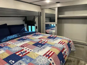 Lakefront luxury 5th wheel on Lake Hudson. No cleaning fees! - Image 4