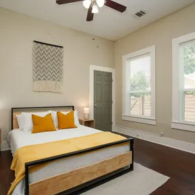 Amazing Fully Fenced Home Only 1.7 mi to Downtown - Image 4