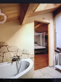 Charming cottage-with heated pool and 5 min from all amenities. Rest. - Image 3