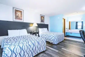Blue Way Inn & Suites Wellington - Deluxe 2 Queen Bed Non Smoking - Image 4