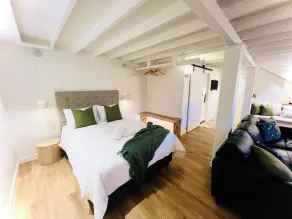 Boutique Accommodation for Couples - \nTwo couples. Two levels. One escape! - Image 5