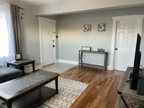 Centrally located, recently updated 2 BR + bonus space cozy craftsman in Tacoma - Image 2