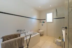 Villa récente  climatisée avec piscine à débordement dans propriété de 10 ha - Image 4