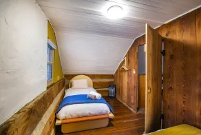 1840's Log Cabin Getaway - Image 5