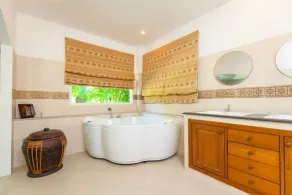 Luxury 3 bedroom villa with tropical garden private pool - area of 1200m2 - Image 2