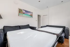 Clapham Common Sleeps 10 Free Parking for 4 Cars or 3 Vans 2 Bed 2 Bath 5 min to Metro Zone 2 - Image 3