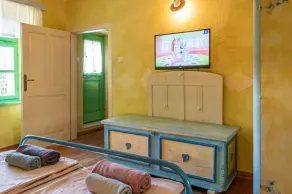 Ideal for large groups! Huge garden, pool, 7 bedrooms, centre of Istria - Image 4