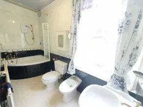 Detached Unique 8 Bedroom House Located in Leicester - Image 3