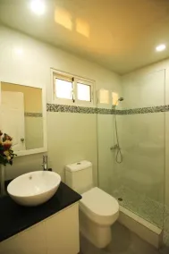 4BD oceanfront villa with pool, right on a long stretch of sandy beach - Image 4