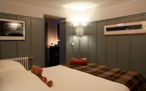 Delightful city-centre maindoor flat - bright and sunny with private courtyard - Image 5