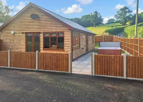 Spacious lodge with one double and one twin. - Image 5