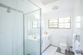 Sunrise Holiday Home - Space, Style, Comfort & Heated Pool - Image 3
