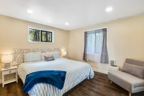 Log-style mountain and bay-view retreat with hot tub, game rooms, & balcony - Image 4