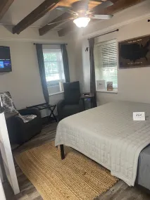 Cozy efficiency ONE large room ONE QUEEN bed apartment with kitchenette no oven. - Image 4