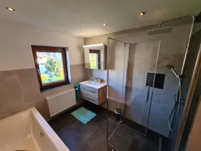 Sanierte, moderne und helle Wohnung in ruhiger Lage für 2 bis 5 Personen - Image 2
