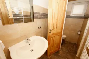 Desfrute desta casa de luxo num ambiente verdadeiramente bonito, perto de Nové Mesto - Image 5