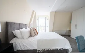 Spacious 3 Bed Apartment in London CRC - Image 4